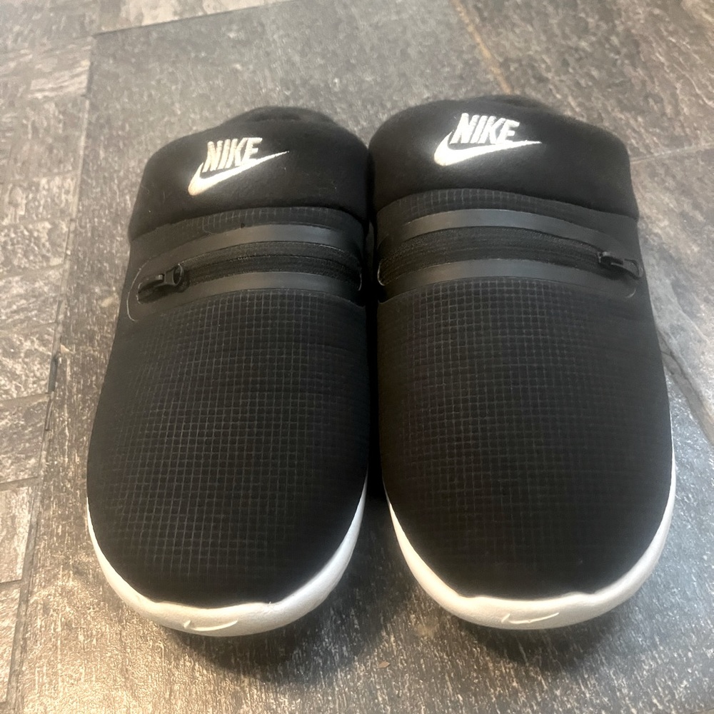 Men’s Nike burrow size 11 black and white